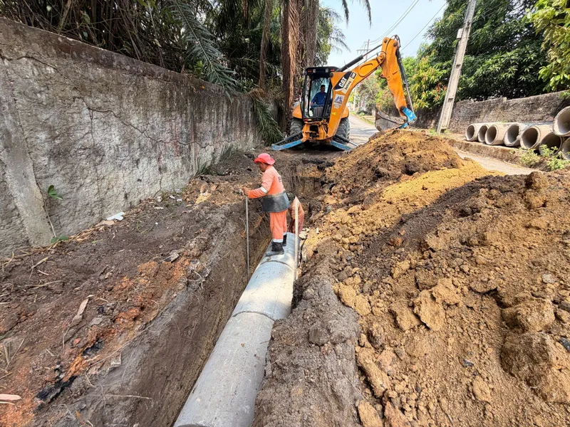 Foto de divulgação: Manaus implanta 100 metros de drenagem profunda no bairro Flores para escoamento de águas