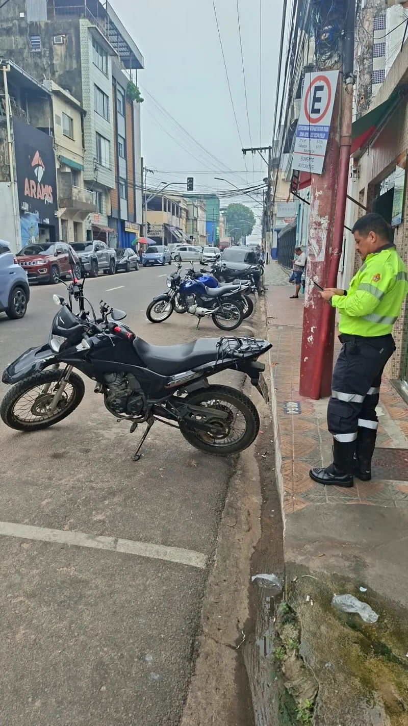 Foto de divulgação: Fiscalização do IMMU autua 16 veículos por estacionamento irregular no Centro de Manaus