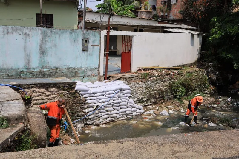 Foto de divulgação: Manaus realiza obra emergencial para conter erosão no São José Operário